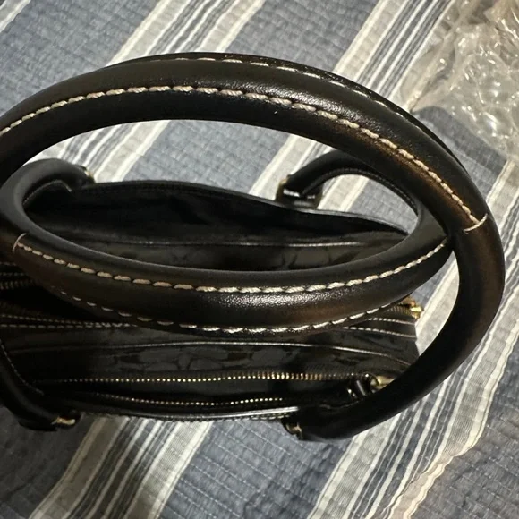 Elegant Black Coach Handbag with White Stitching - Picture 12 of 15
